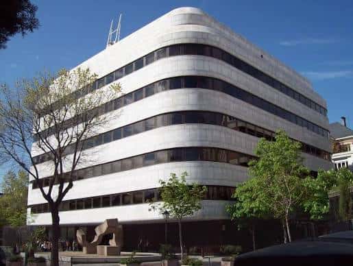 Fachada exterior de la Fundación Juan March con diseño curvo y ventanales horizontales