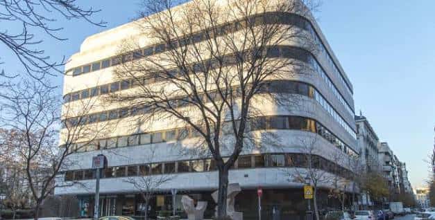 Vista frontal del edificio de la Fundación Juan March en un día soleado con árboles sin hojas