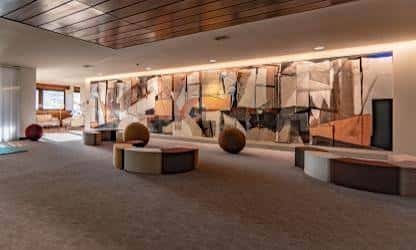 Espacio interior de la Fundación Juan March con esculturas modernas y murales abstractos