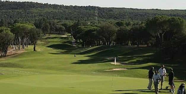 Campo de golf del Club de Campo Villa de Madrid con jugadores en el green