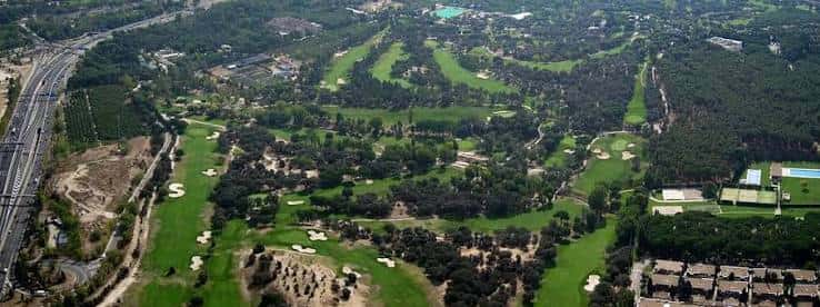 Vista aérea del extenso campo de golf y zonas verdes del Club de Campo Villa de Madrid