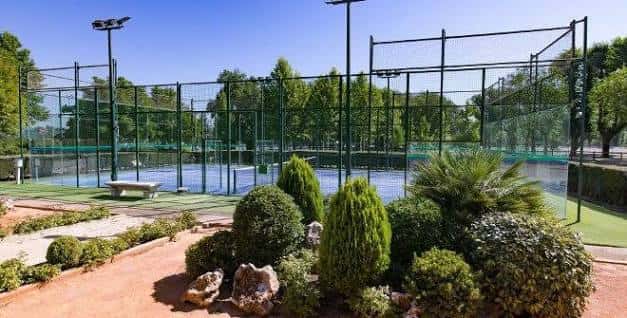 Pistas de pádel del Club de Campo Villa de Madrid rodeadas de vegetación y césped