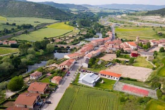 Vista aérea del pueblo de Armiñón mostrando el entorno natural y las edificaciones