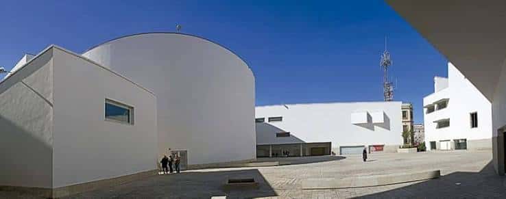 Vista exterior del Teatro Auditorio del Revellín con su característica fachada blanca y curva