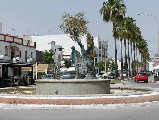 Plaza de la Almazara con fuente y escultura central rodeada de palmeras