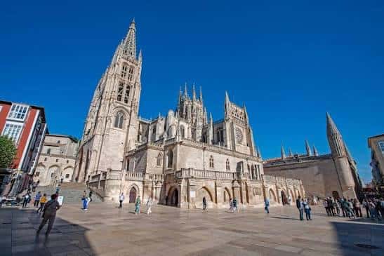 Vista panorámica de la Catedral de Burgos bajo un cielo azul despejado