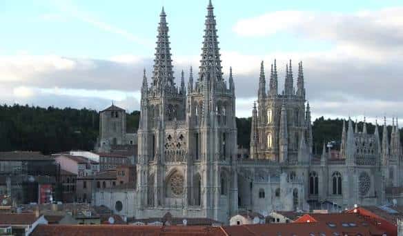Vista aérea de la Catedral de Burgos destacando sus torres góticas