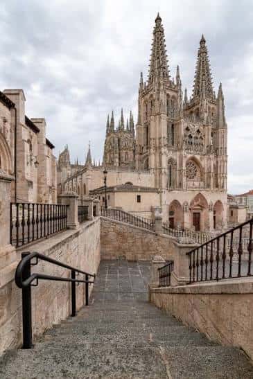 Escaleras de acceso a la Catedral de Burgos con vista frontal