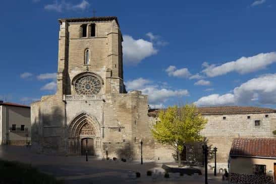 Vista frontal de la Iglesia de San Esteban en Burgos bajo un cielo azul con nubes