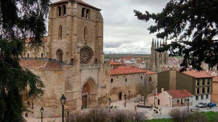 Vista elevada de la Iglesia de San Esteban con la Catedral de Burgos al fondo