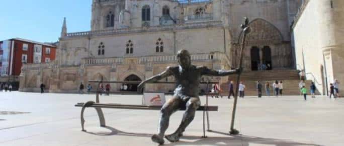 La estatua del Cid Campeador en la Plaza del Rey San Fernando, con la fachada de la Catedral al fondo