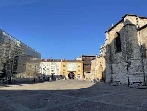 Plaza de San Juan con el Museo de la Evolución Humana a la izquierda