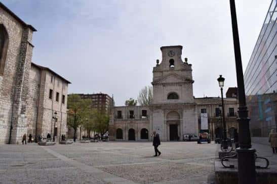 Plaza de San Juan en un día nublado con personas caminando
