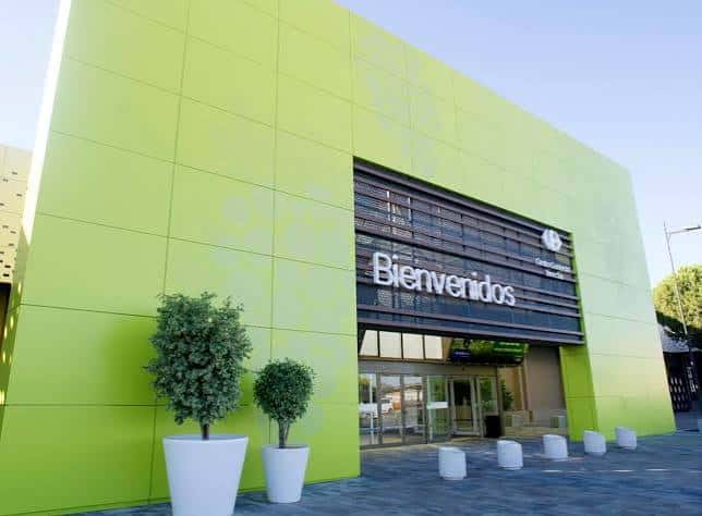 Fachada exterior del Centro Comercial Carrefour Jerez Sur con su distintivo color verde lima