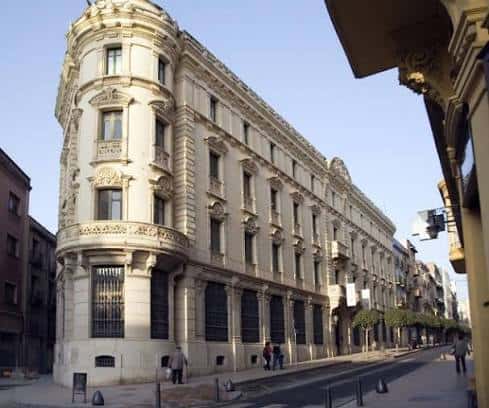 Fachada principal del Museo Salvador Vilaseca en Reus, vista exterior con arquitectura clásica