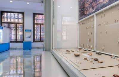 Interior de la sala de exposiciones arqueológicas con vitrinas y artefactos históricos