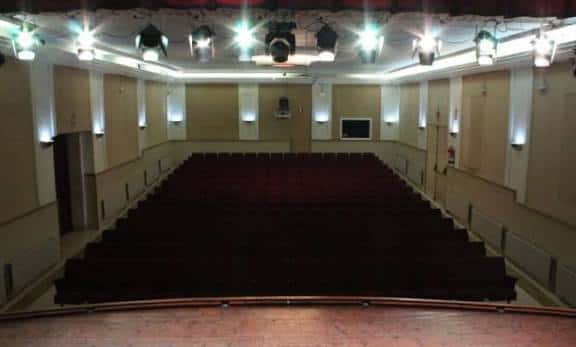 Vista panorámica del auditorio desde la parte superior con butacas rojas y sistema de iluminación