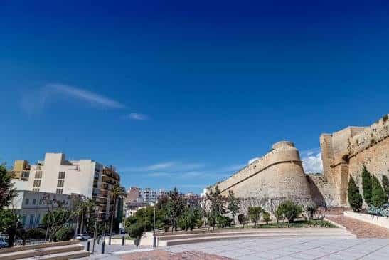 Vista panorámica del Parc Reina Sofía con murallas históricas y cielo despejado