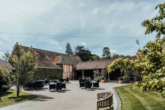Patio exterior del Wickham Estate con mesas y sillas dispuestas para eventos al aire libre