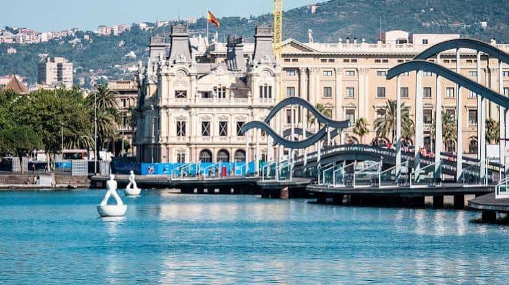 Vista del Muelle de la Reina y el edificio de la Aduana con el puente peatonal