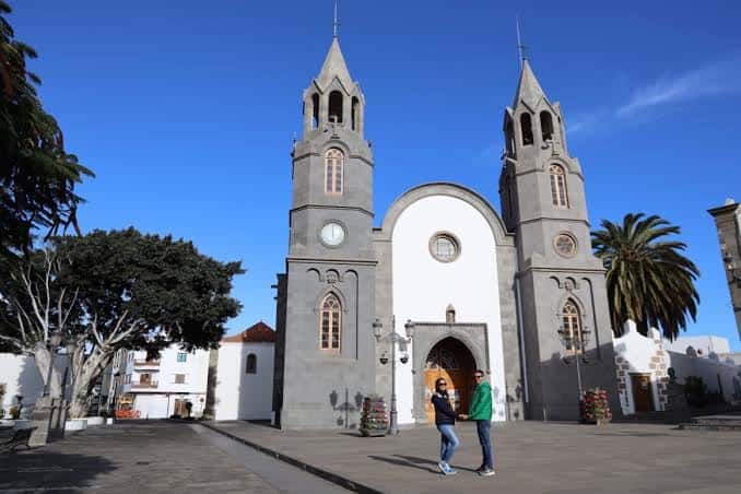 Fachada principal de la Iglesia de San Gregorio con torres gemelas y cielo azul despejado