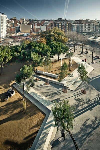 Vista aérea de la Plaça dels Ocellets con zonas verdes y bancos