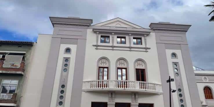 Detalle arquitectónico de la fachada principal del Casino de Rubí