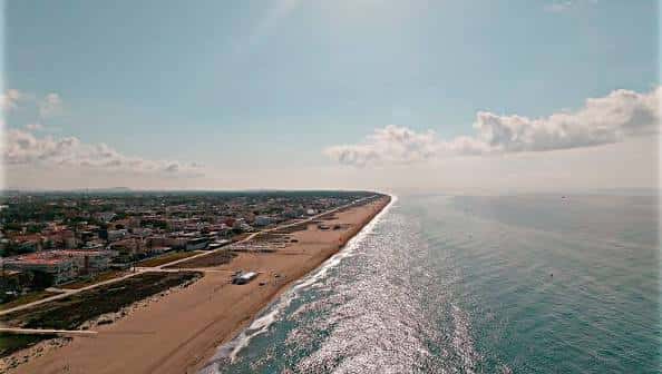 Vista aérea de la Playa de Castelldefels con el mar y la ciudad al fondo
