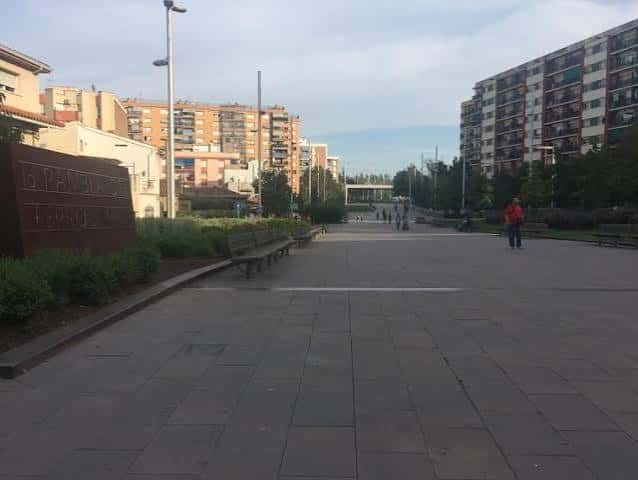 Entrada a la Rambla del Ferrocarril con señalización y zonas verdes