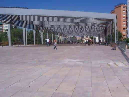 Plaza principal de la Rambla del Ferrocarril con personas caminando