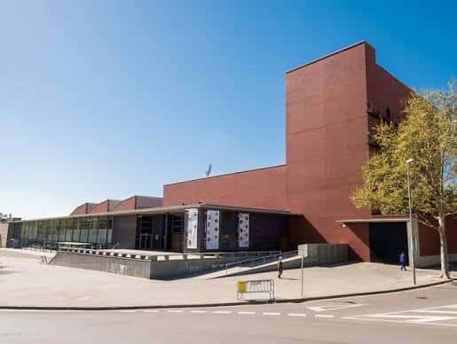 Vista exterior del Atrium Viladecans mostrando su fachada moderna de ladrillo rojo y estructura arquitectónica