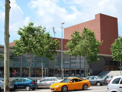 Fachada frontal del Atrium Viladecans con el nombre del recinto en grandes letras blancas sobre cristal