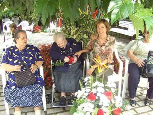 Reunión social de vecinos en un patio ajardinado
