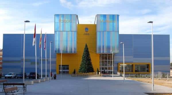 Vista exterior del Palacio Multiusos de Guadalajara con fachada amarilla y azul