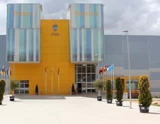 Fachada frontal del Palacio Multiusos con banderas y entrada principal