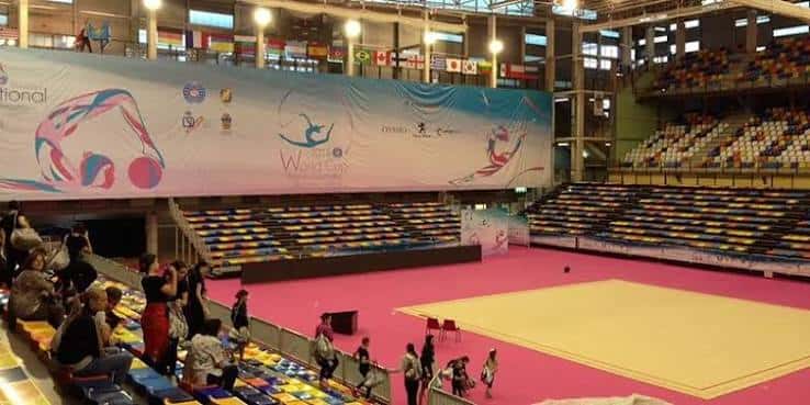 Interior del Palacio Multiusos durante un evento deportivo con gradas y pista central