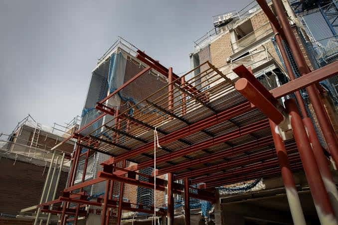 Estructura metálica en construcción del edificio La Parada