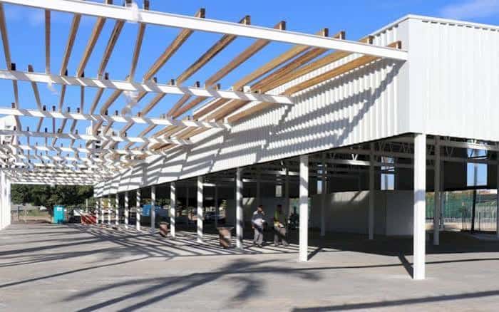 Vista exterior del recinto Ágora con estructura de pérgola y columnas blancas