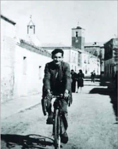 Vista histórica de una calle con edificios antiguos y campanarios en Alcorcón