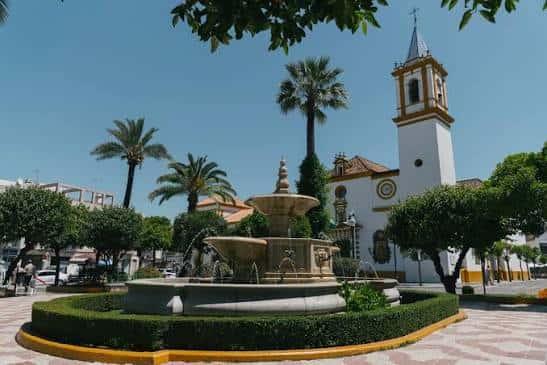 Vista exterior de la Parroquia de Santa María Magdalena con su fachada blanca y campanario