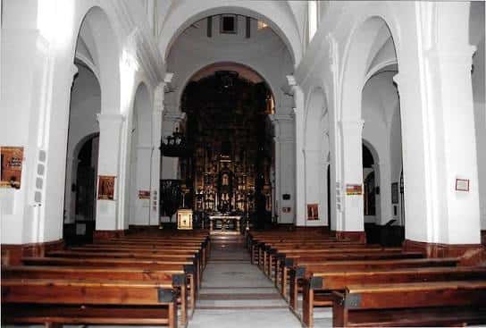 Interior de la iglesia mostrando las naves y el altar principal