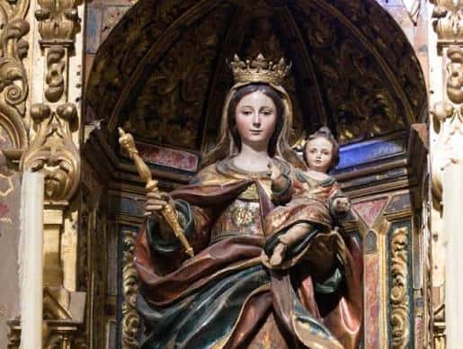 Estatua de la Virgen María con el Niño Jesús en el interior de la parroquia