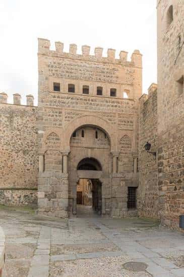 Puerta Antigua de Bisagra con arquitectura medieval y mampostería de piedra