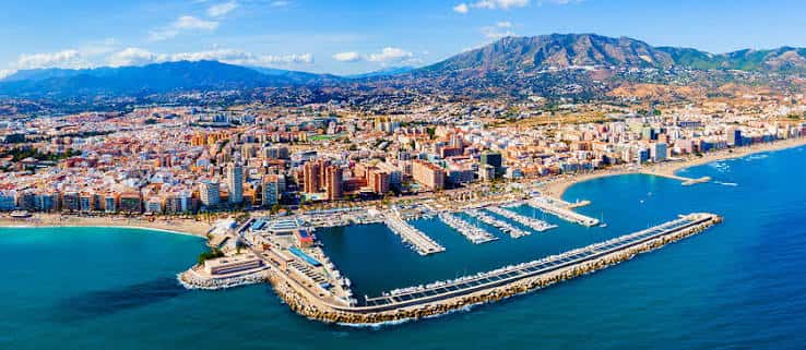 Vista aérea panorámica del Puerto Deportivo de Fuengirola con la ciudad y las montañas al fondo