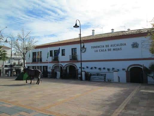Vista general de la fachada de la Tenencia de Alcaldía de La Cala de Mijas con un caballo en primer plano