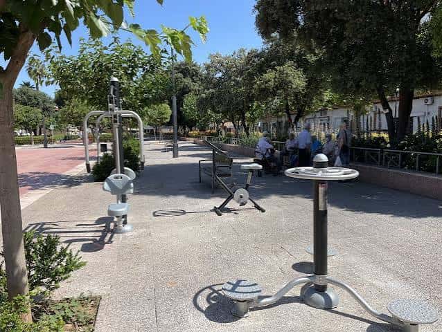 Área de ejercicio al aire libre con máquinas de fitness en el parque
