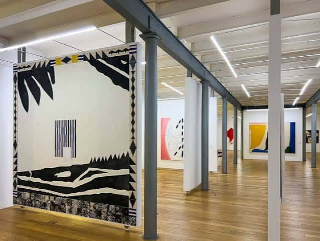 Exposición de arte contemporáneo en el interior del museo