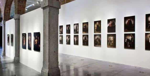 Galería de arte con obras expuestas en el museo