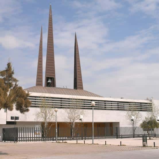 Vista exterior diurna de la Iglesia de la Mare de Déu del Carme con sus tres torres puntiagudas