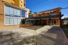 Plaza de acceso al Centre Cívic Can Gili con arquitectura contemporánea y espacios abiertos para eventos